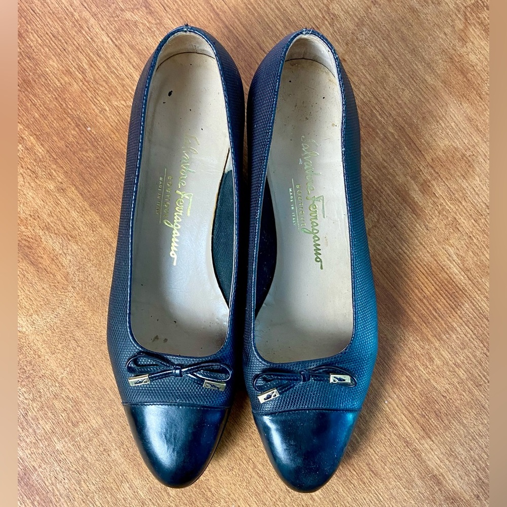 Vintage 1990s Salvatore Ferragamo Classic Luxury Black Leather Bow Heeled Pumps - Picture 7 of 13